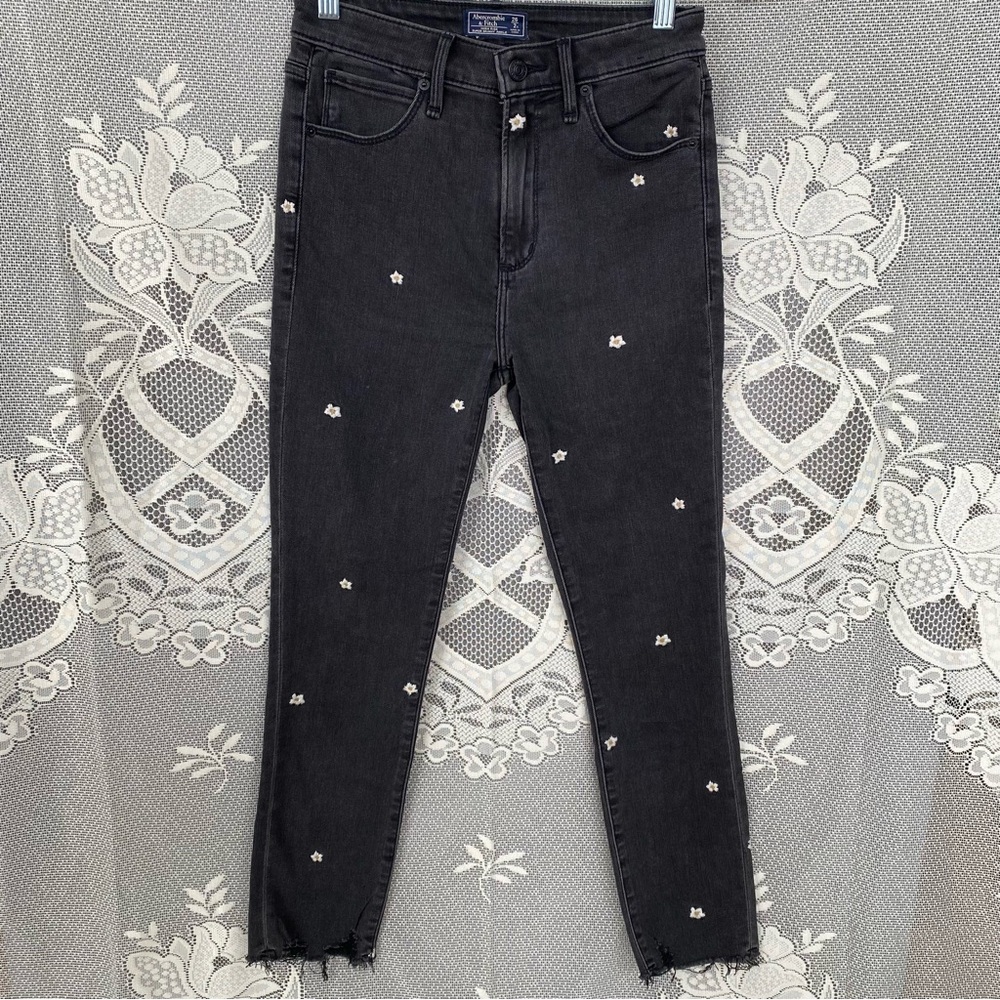 CUTEST Abercrombie & Fitch Black Skinny Jeans with Flower Embroidery